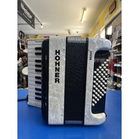 Second Hand Bravo II 48 Bass Piano Accordion w/ Bag Hohner